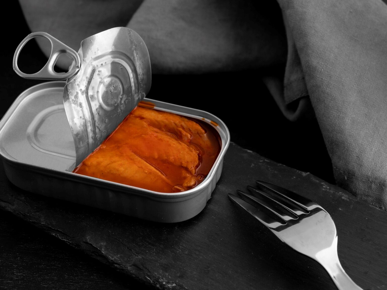 Abren una lata de salmón de hace 50 años y el hallazgo sorprende a científicos: "Es una señla de que el pescado proviene de un ecosistema saludable" | FM Avenida