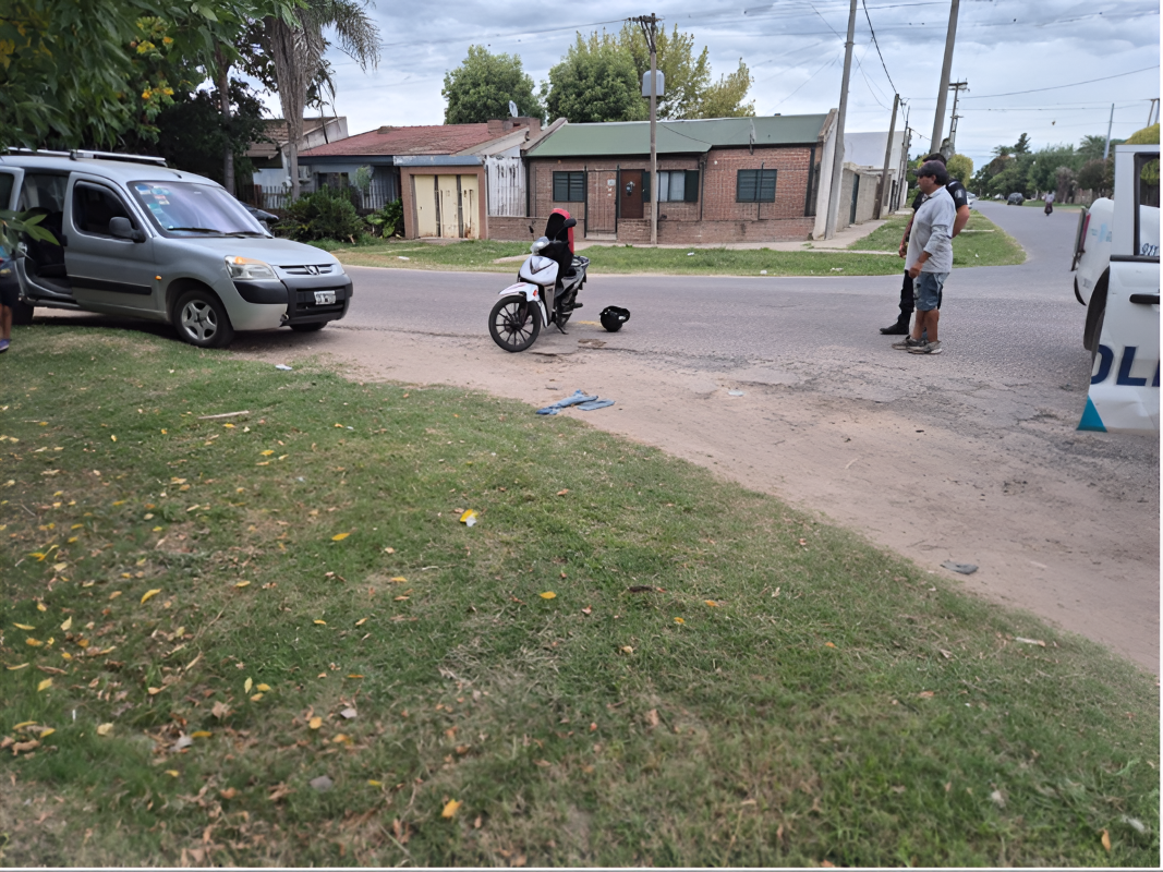 Accidente de tránsito en Boulevard Moreno y Manuel Iglesias: una mujer trasladada a la Guardia | FM Avenida