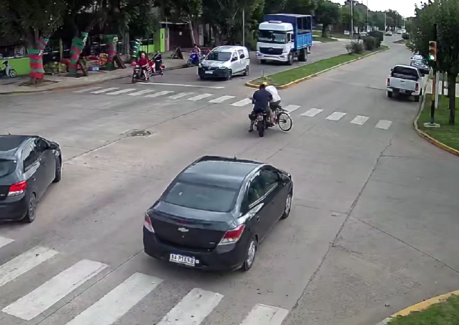 Accidente en Casella y 11 de Septiembre: ciclista cruzó en rojo y chocó con una moto | FM Avenida