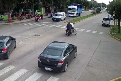 Accidente en Casella y 11 de Septiembre: ciclista cruzó en rojo y chocó con una moto | FM Avenida