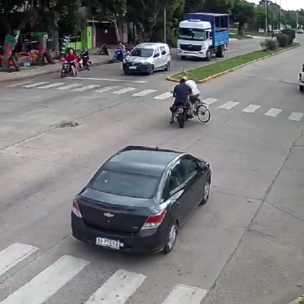 Accidente en Casella y 11 de Septiembre: ciclista cruzó en rojo y chocó con una moto | FM Avenida