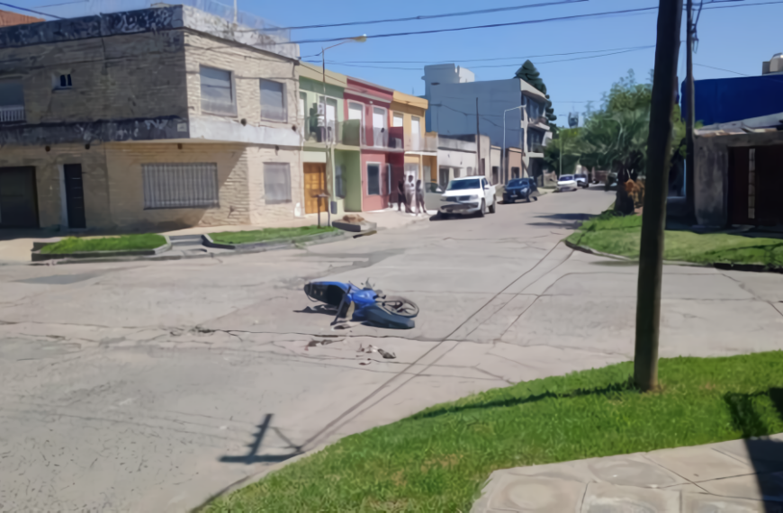 Accidente entre una camioneta y una moto: una mujer fue hospitalizada | FM Avenida