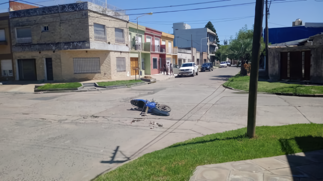 Accidente entre una camioneta y una moto: una mujer fue hospitalizada | FM Avenida