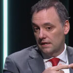 Adorni ahora dice que su esposa viajó invitada por Milei y afirma que "probablemente" ya no la lleve en viajes oficiales | FM Avenida