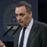 Adorni ahora dice que su esposa viajó invitada por Milei y afirma que "probablemente" ya no la lleve en viajes oficiales | FM Avenida