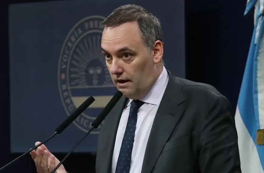 Adorni ahora dice que su esposa viajó invitada por Milei y afirma que "probablemente" ya no la lleve en viajes oficiales | FM Avenida