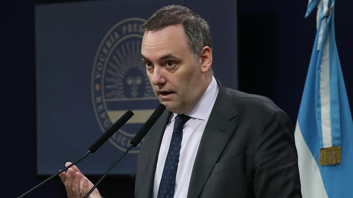 Adorni ahora dice que su esposa viajó invitada por Milei y afirma que "probablemente" ya no la lleve en viajes oficiales | FM Avenida