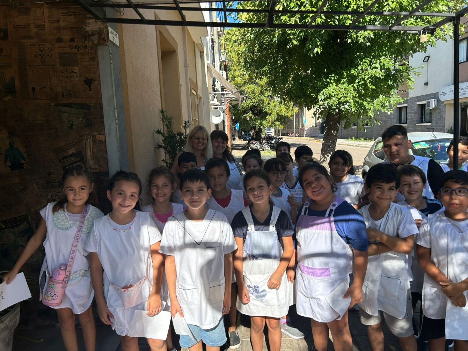 Alumnos de la primaria 1 celebraron el Día de la Poesía y visitaron la redacción de La Opinión | FM Avenida