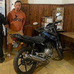 Aprehendieron a un joven que circulaba en una moto robada y con envoltorios de cocaína en su poder | FM Avenida