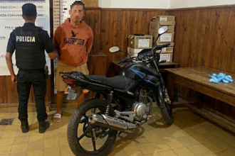 Aprehendieron a un joven que circulaba en una moto robada y con envoltorios de cocaína en su poder | FM Avenida