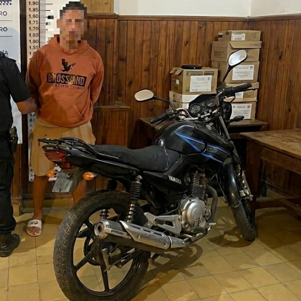 Aprehendieron a un joven que circulaba en una moto robada y con envoltorios de cocaína en su poder | FM Avenida