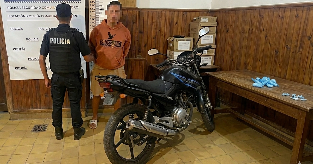 Aprehendieron a un joven que circulaba en una moto robada y con envoltorios de cocaína en su poder | FM Avenida