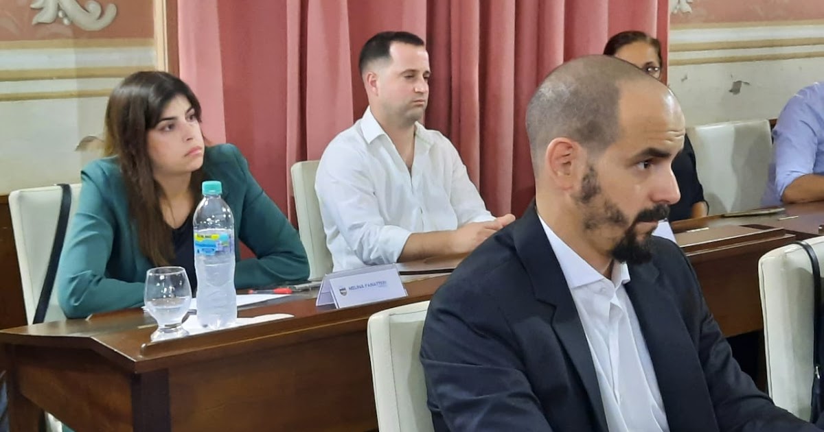 Bloque de LLA cruzó a Salazar: "Se cuelga medallas que no le corresponden" | FM Avenida