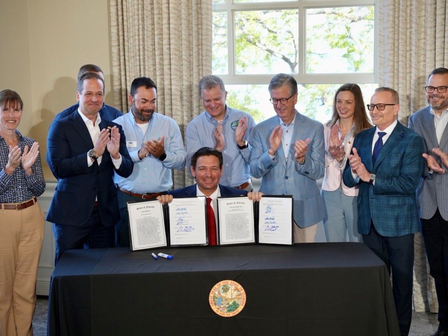Buenas noticias en Florida: DeSantis firma una ley que prohíbe una terminal de cruceros en Tampa Bay a favor de conservacionistas | FM Avenida