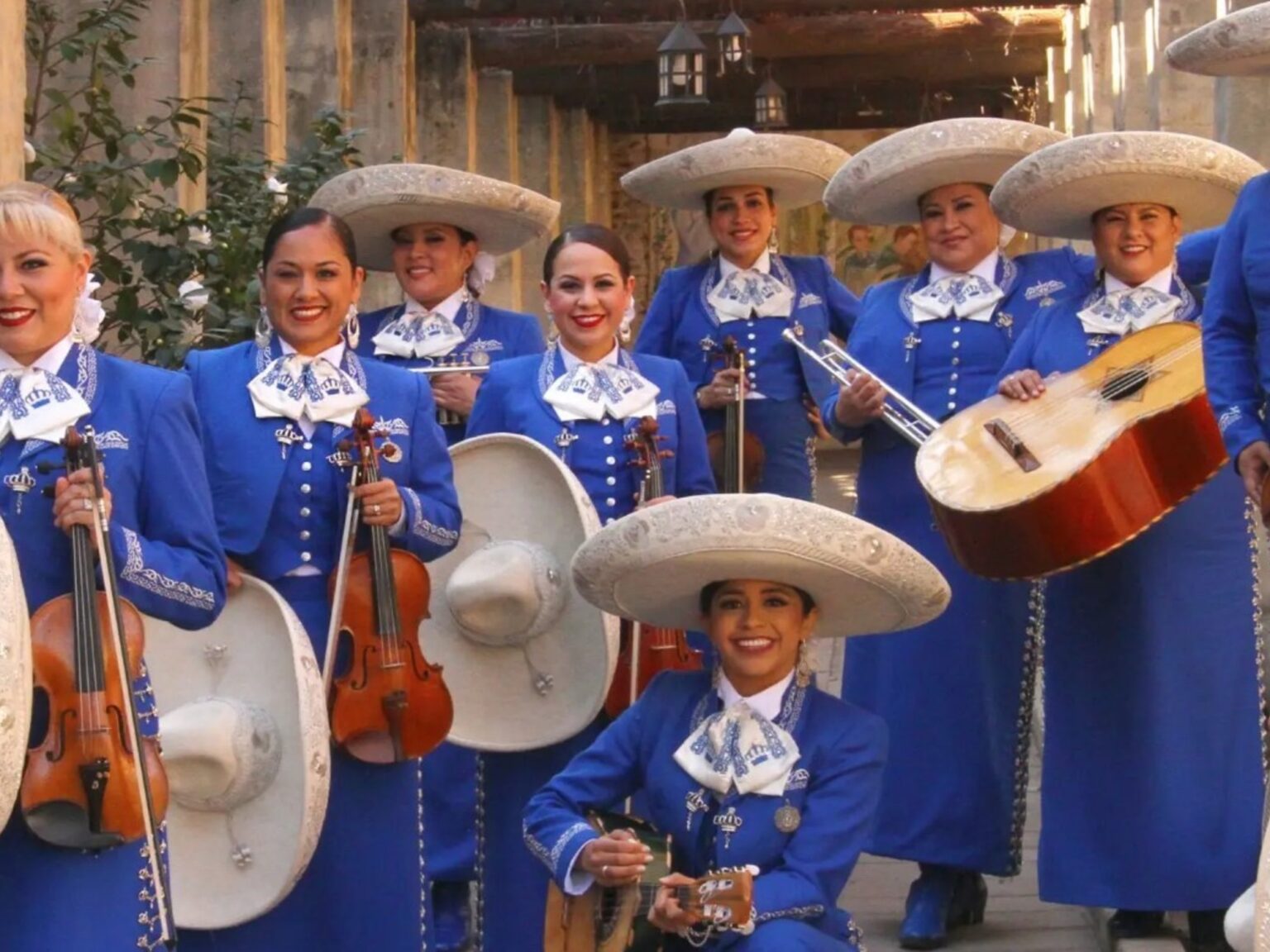 Buenas noticias para California: Gavin Newsom homenajeó a "El Mariachi Reyna de Los Ángeles"  el primer conjunto de mariachi integrado por mujeres | FM Avenida