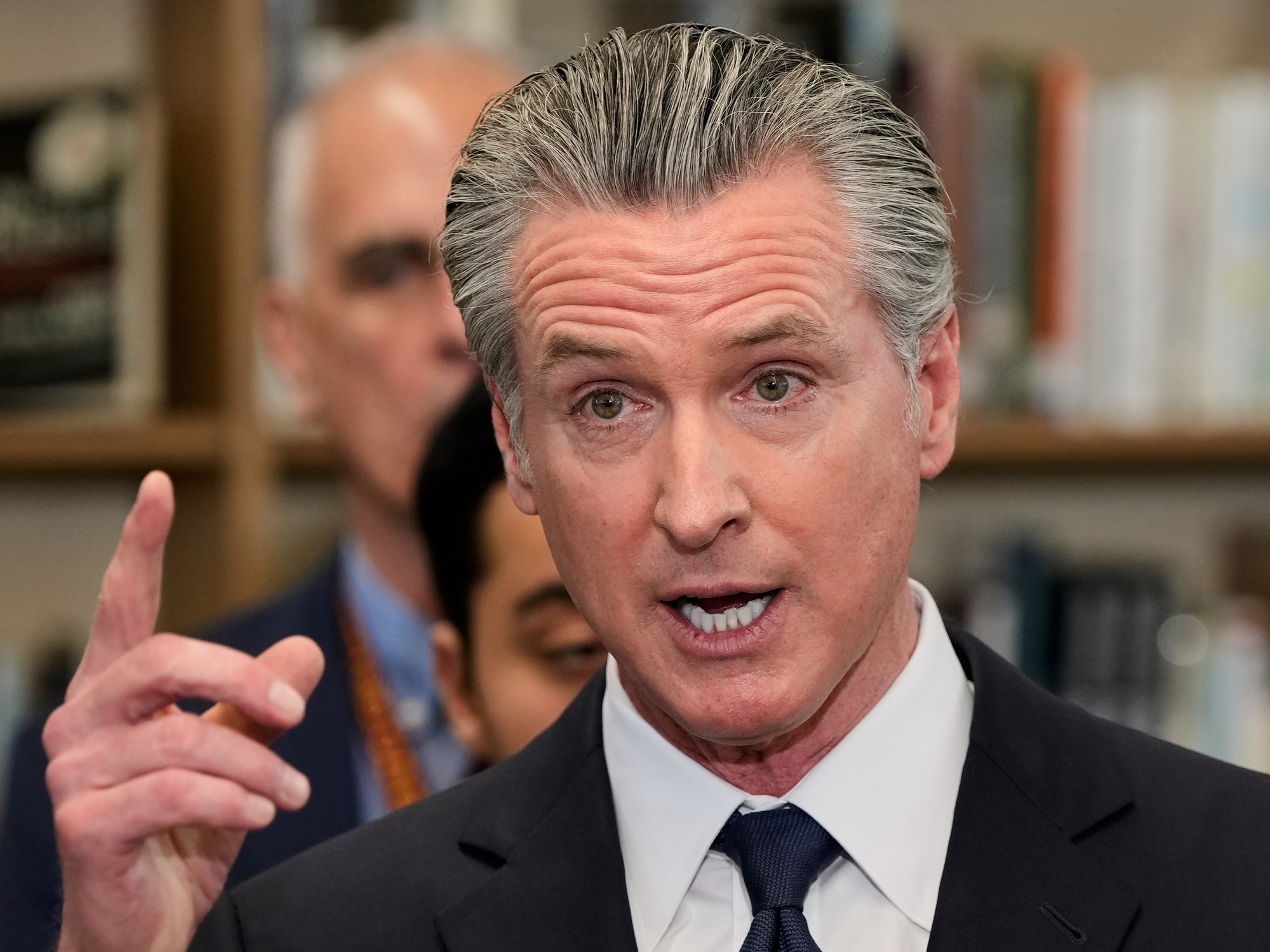 Buenas noticias para California: Gavin Newsom lanza una campaña para sumar 10.000 jóvenes a su programa de servicio comunitario | FM Avenida