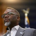 Buenas noticias para Chicago: Brandon Johnson anunció subvenciones de 2 millones de dólares para apoyar las artes y fortalecer las organizaciones culturales | FM Avenida