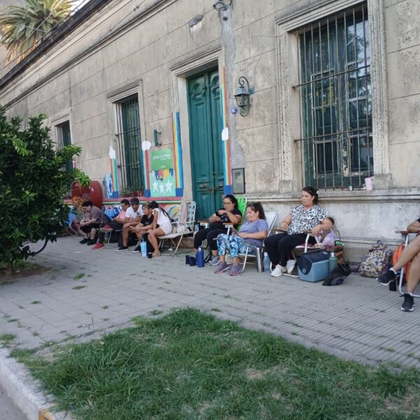 Centro de Formación Laboral 401: largas filas y reclamos por la inscripción a cursos gratuitos | FM Avenida