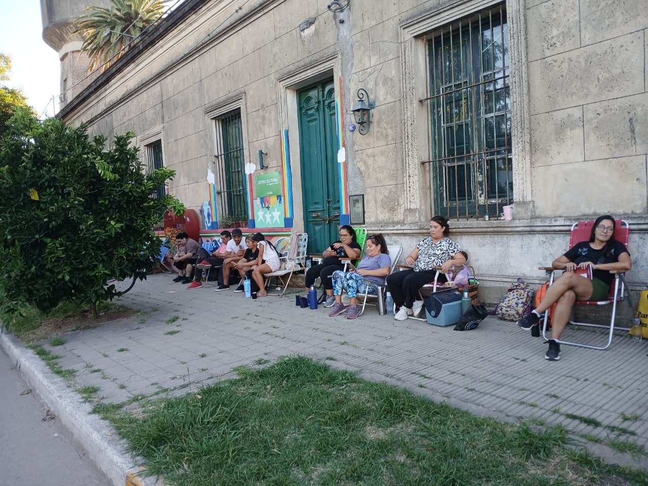 Centro de Formación Laboral 401: largas filas y reclamos por la inscripción a cursos gratuitos | FM Avenida