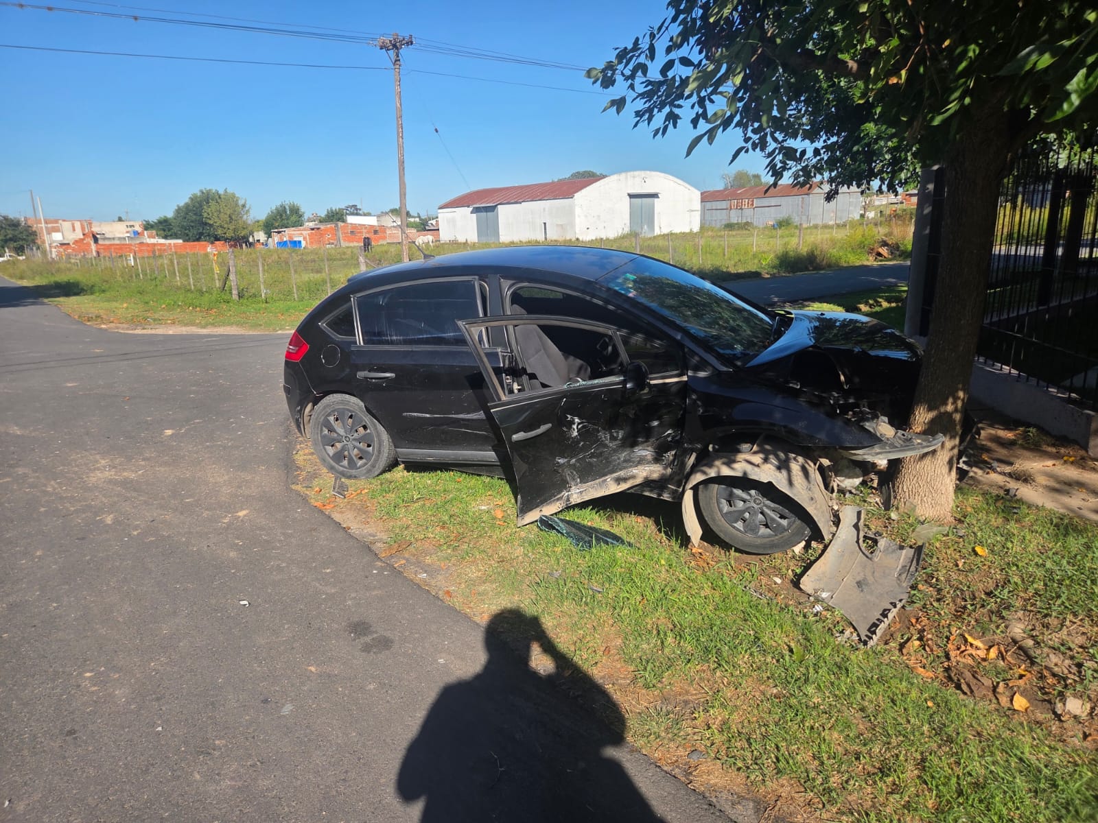 Chocaron dos autos en Depietri e Yrigoyen: uno terminó contra un árbol | FM Avenida