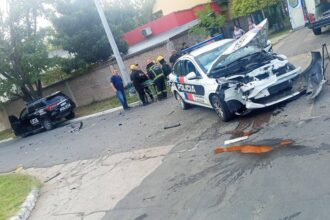 Choque entre dos patrulleros en Ezeiza: el accidente dejó tres efectivos heridos y graves daños en los móviles | FM Avenida