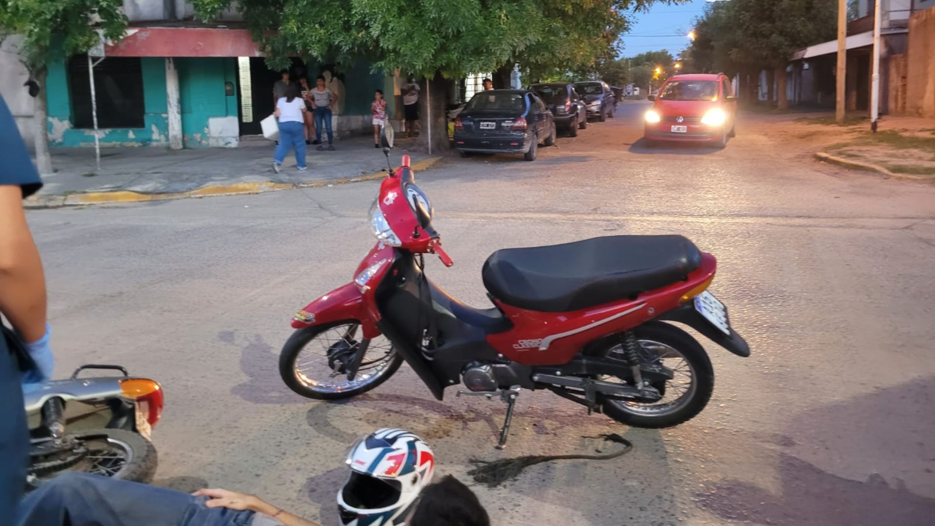 Choque entre motos en la Avenida 11 de Septiembre: cuatro personas resultaron heridas | FM Avenida