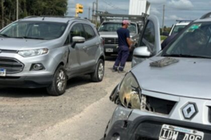 Choque entre un auto y una camioneta en Crucero General Belgrano | FM Avenida