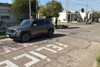 Choque entre un auto y una moto dejó como saldo un herido leve | FM Avenida