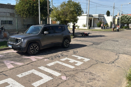 Choque entre un auto y una moto dejó como saldo un herido leve | FM Avenida