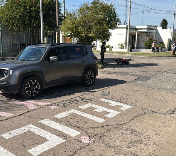 Choque entre un auto y una moto dejó como saldo un herido leve | FM Avenida