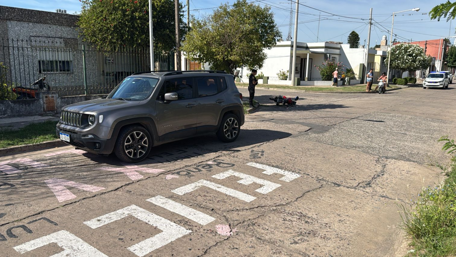 Choque entre un auto y una moto dejó como saldo un herido leve | FM Avenida