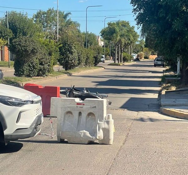Choque entre un auto y una moto dejó un herido leve | FM Avenida