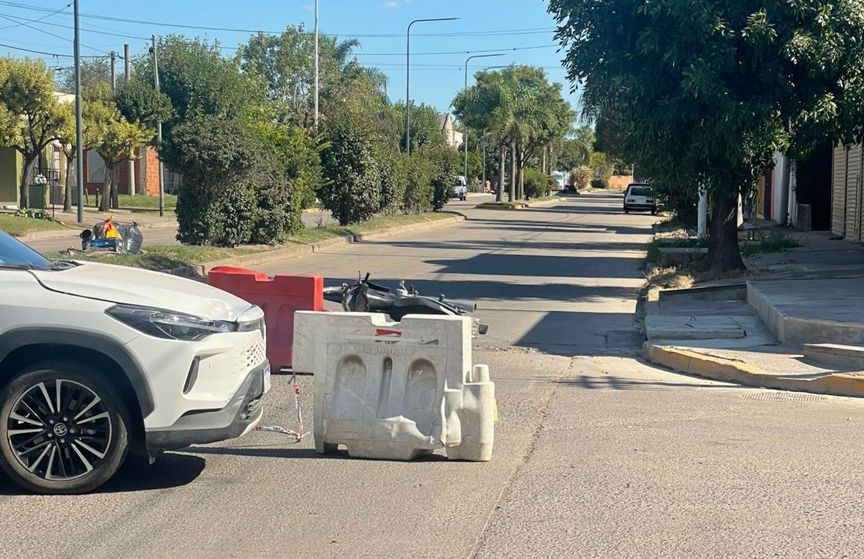 Choque entre un auto y una moto dejó un herido leve | FM Avenida