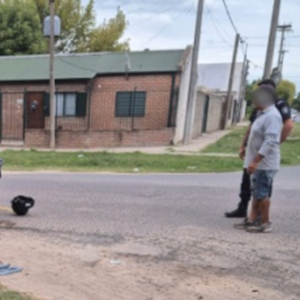 Choque entre un automóvil y una moto: una mujer herida | FM Avenida