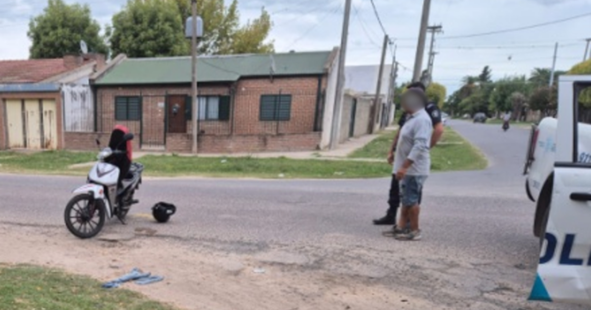 Choque entre un automóvil y una moto: una mujer herida | FM Avenida