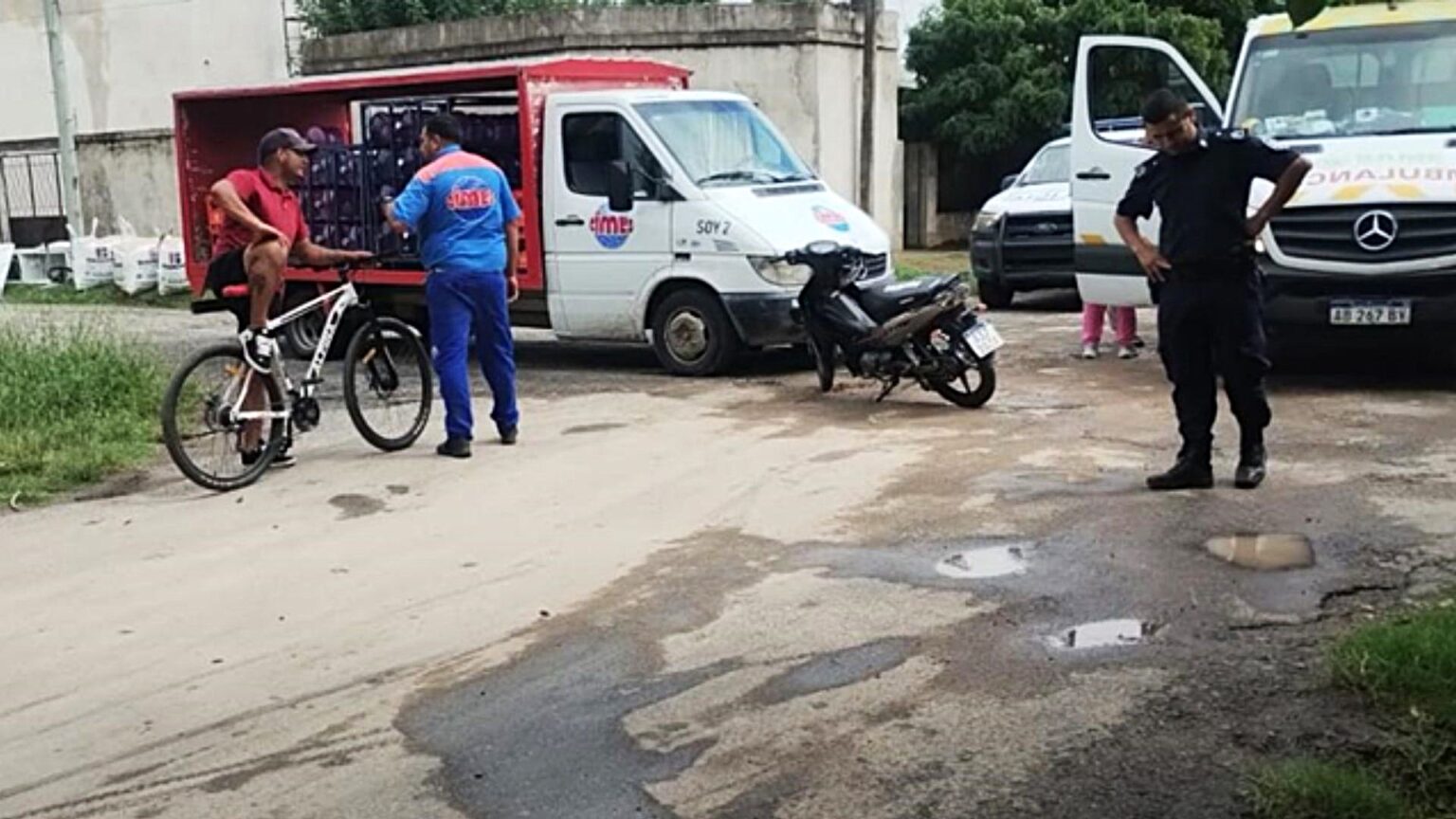 Choque sin lesionados entre una moto y un utilitario en Humanes e Independencia | FM Avenida