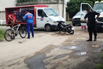 Choque sin lesionados entre una moto y un utilitario en Humanes e Independencia | FM Avenida