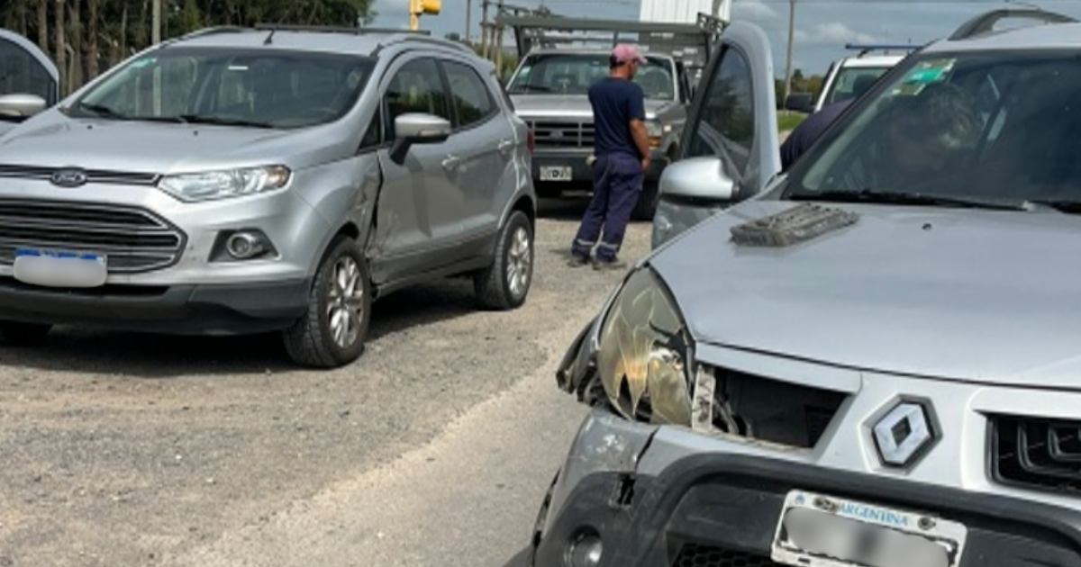 Colisión sin heridos entre dos vehículos en Crucero General Belgrano | FM Avenida