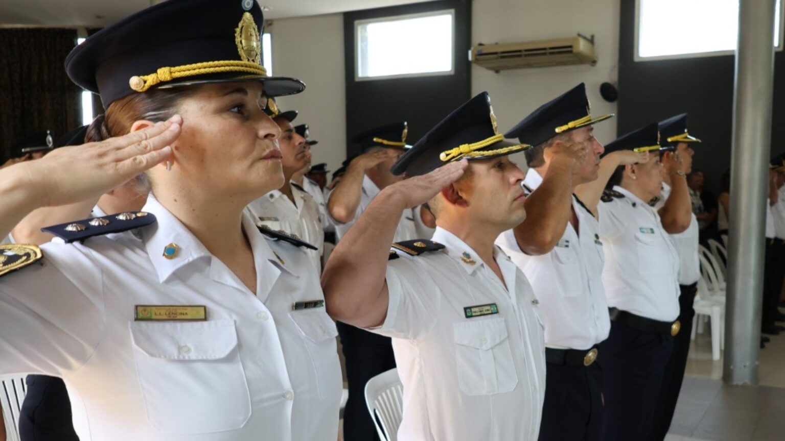 Cuánto gana un policía: un aumento que obliga a realizar adicionales para evitar la pobreza | FM Avenida