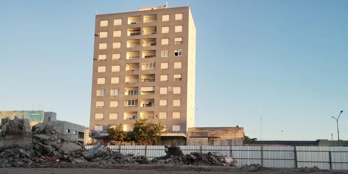 Demolieron la histórica terminal de ómnibus de Junín tras 63 años de funcionamiento | FM Avenida