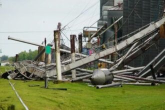 Destrozos por un temporal: vientos huracanados en el sur de Santa Fe y fuertes lluvias en Córdoba dejaron pueblos sin luz y dañaron silos | FM Avenida