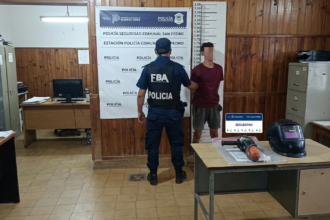 Detienen a un ladrón que escapaba con herramientas robadas por la calle | FM Avenida