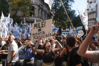 Dirigentes fieles, un ministro kicillofista, militancia con bombos y una bandera como lema: "Te vamos a liberar" | FM Avenida