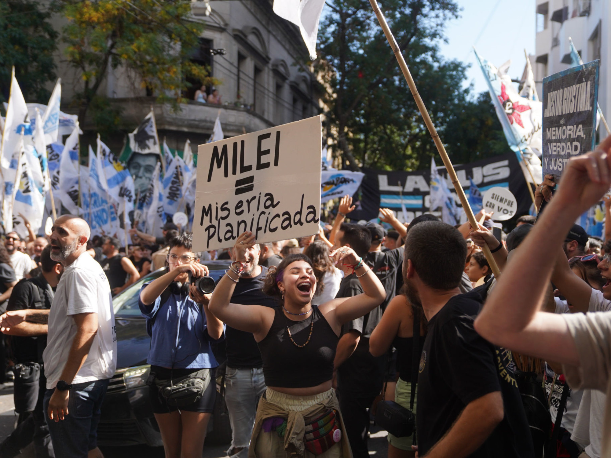 Dirigentes fieles, un ministro kicillofista, militancia con bombos y una bandera como lema: "Te vamos a liberar" | FM Avenida