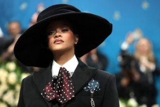 Disparan diez veces contra la casa de Rihanna en Los Ángeles mientras ella estaba adentro: un tiro entró y detuvieron a una mujer | FM Avenida