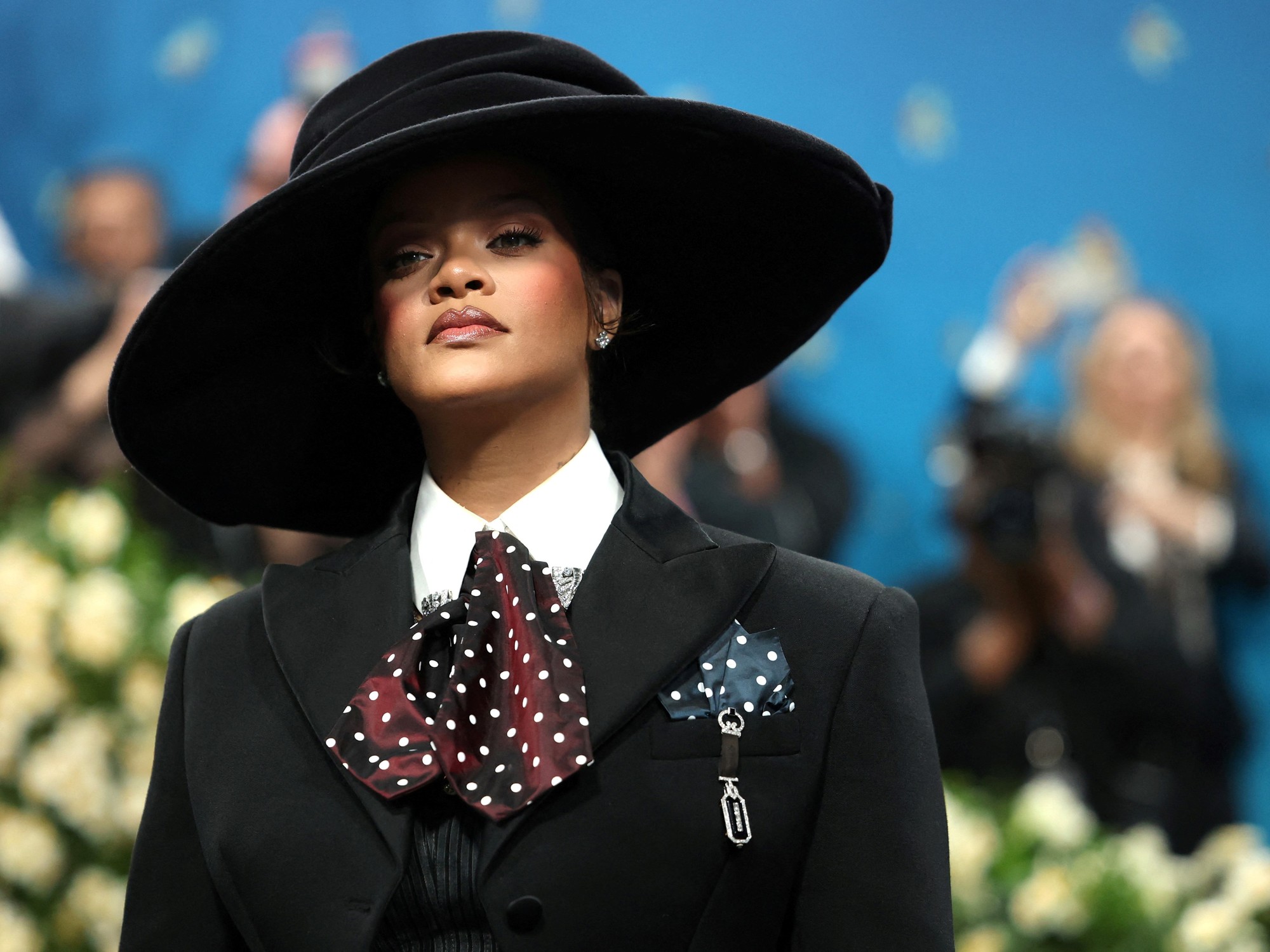 Disparan diez veces contra la casa de Rihanna en Los Ángeles mientras ella estaba adentro: un tiro entró y detuvieron a una mujer | FM Avenida