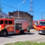 Dos dotaciones de Bomberos sofocaron un incendio en un galpón de Salta al 2700 | FM Avenida