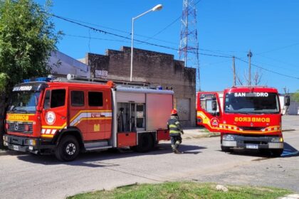 Dos dotaciones de Bomberos sofocaron un incendio en un galpón de Salta al 2700 | FM Avenida