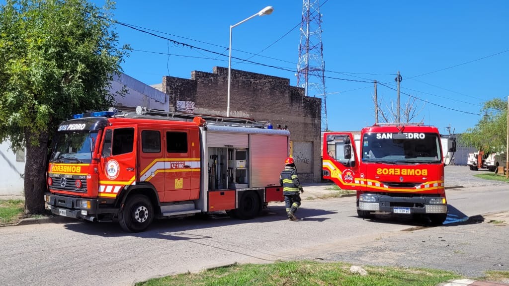 Dos dotaciones de Bomberos sofocaron un incendio en un galpón de Salta al 2700 | FM Avenida