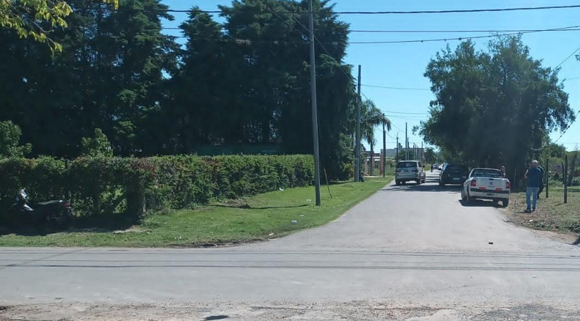 Dos jóvenes con lesiones leves tras un choque entre una moto y una camioneta | FM Avenida
